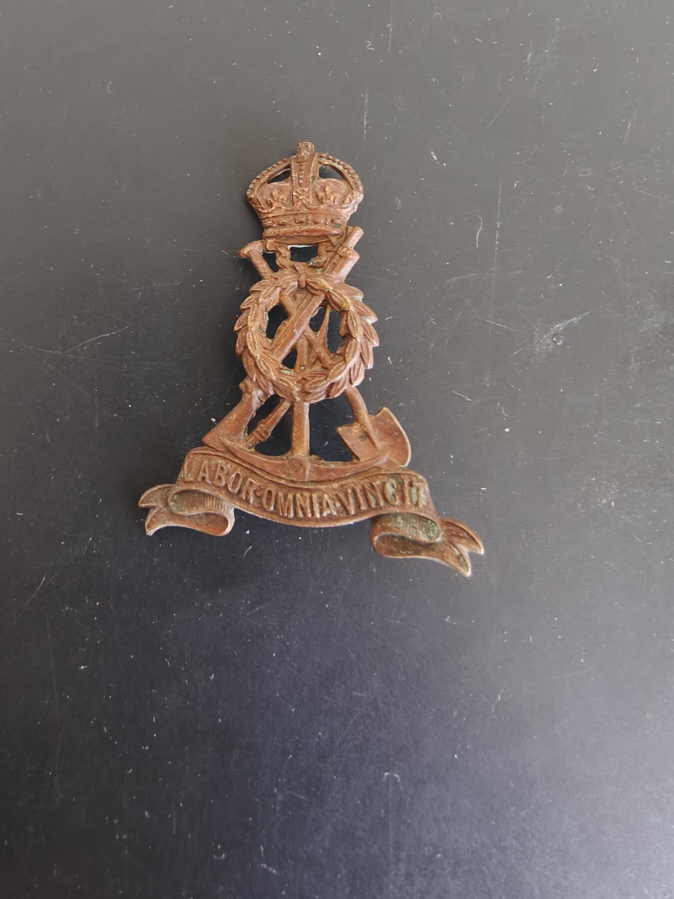 老王徽章第165期 英国劳工团帽徽    一战时期     背杆损坏
