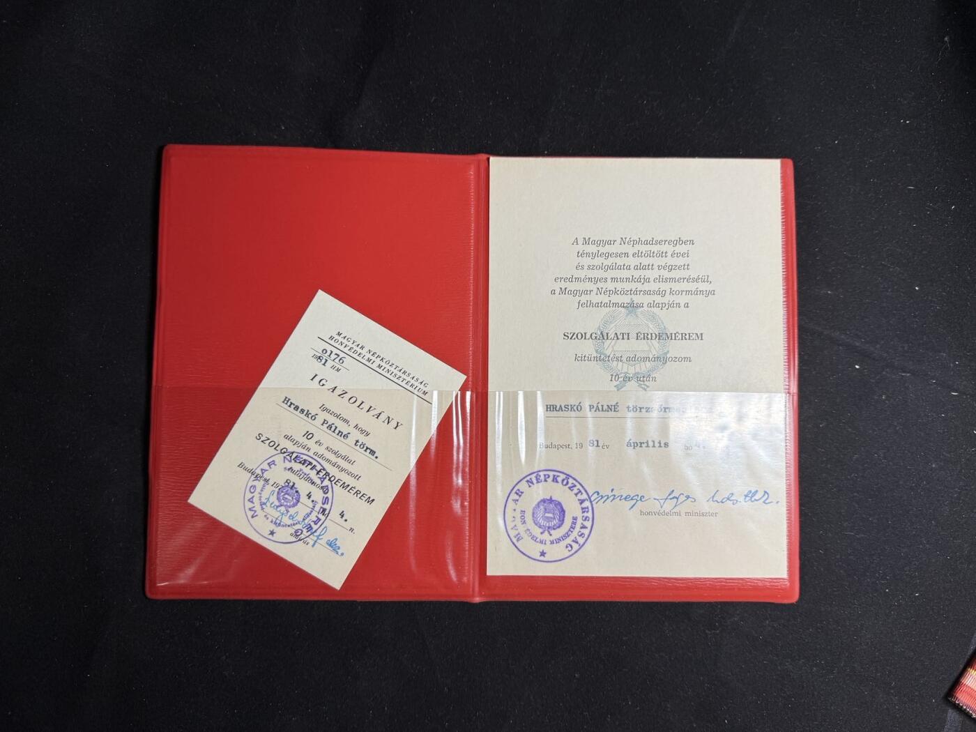戎马世界章牌大赏第108期 匈牙利国防部授予赫拉什科女上士的服役10周年奖章证书