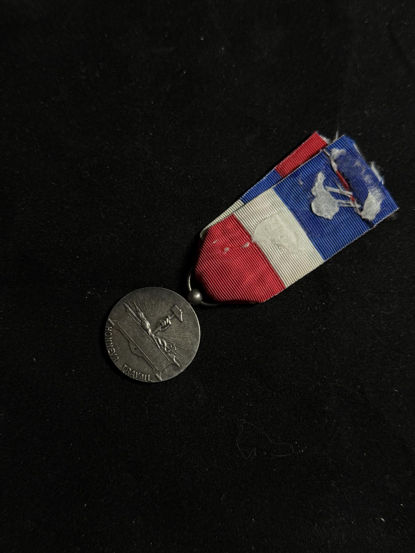 戎马世界章牌大赏第108期 法国银级劳工奖章