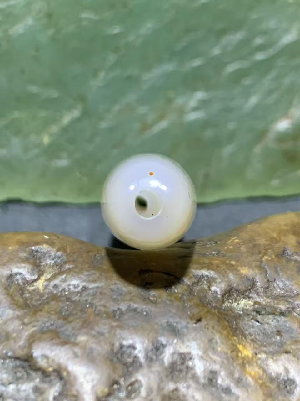 高玉化通货缠丝玛瑙桶珠一颗，，。