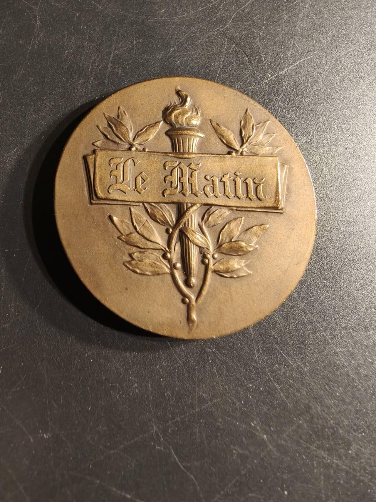 老王徽章第165期 法国［晨报］大铜章    弗朗索瓦•弗莱斯作品     直径50mm.    重量56.5g