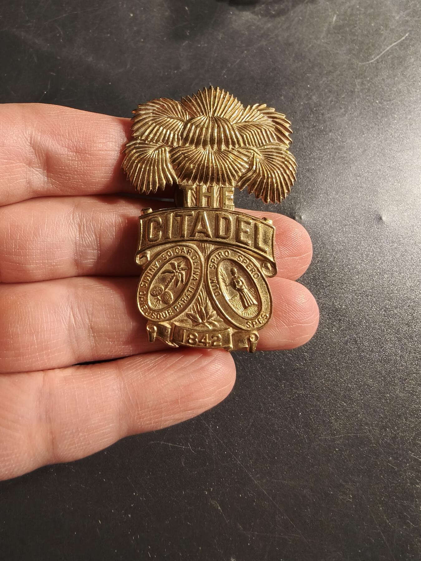 老王徽章第165期 美国南卡罗来纳军事学院大檐帽帽徽