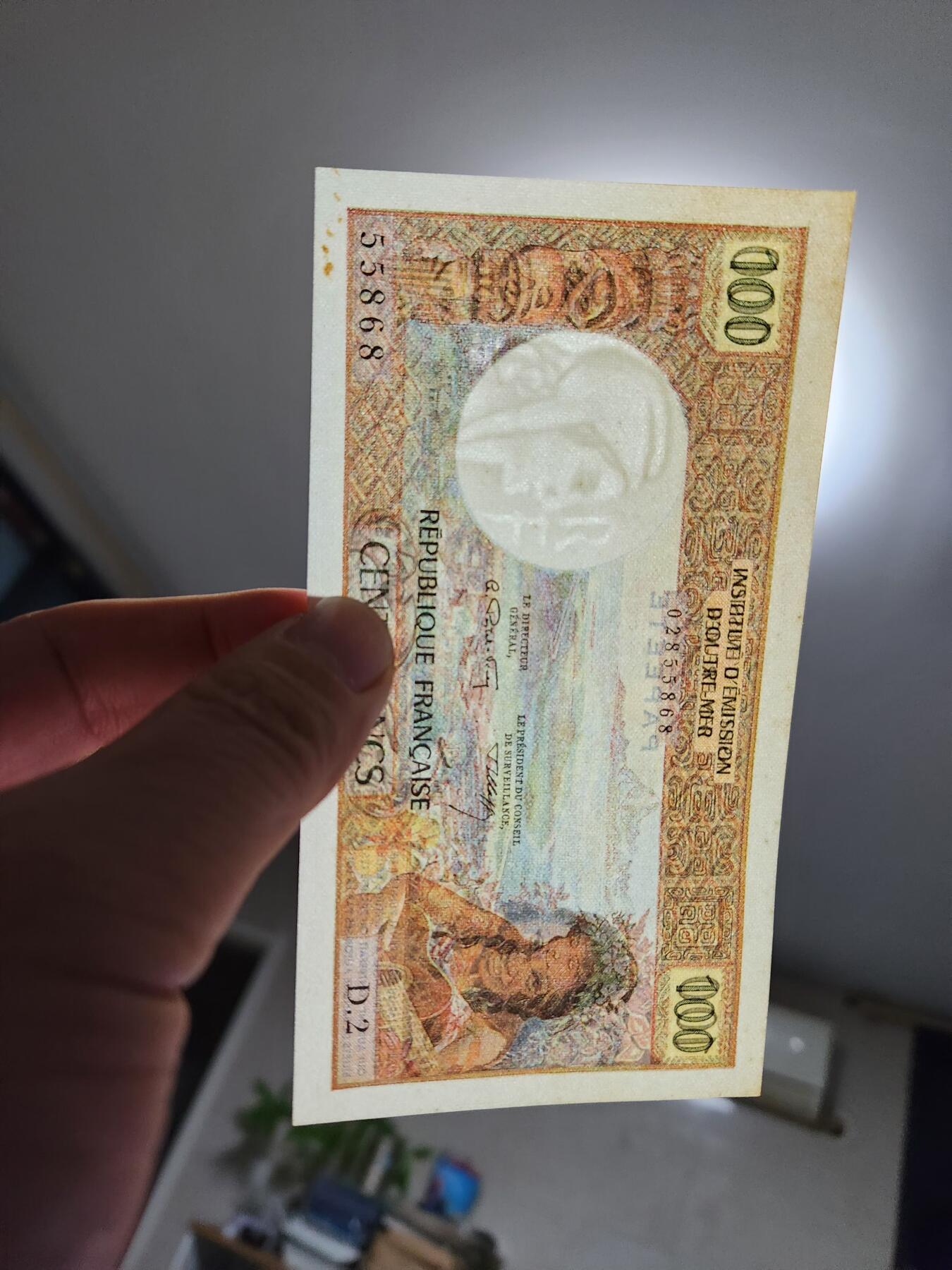 11月29号晚上8点 外国纸币自动截拍第64场 大溪地1971年100法郎 55868 挺版无折轻微黄。稀少