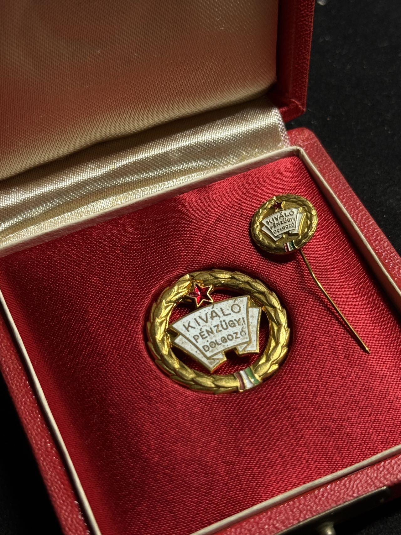 戎马世界章牌大赏第108期 匈牙利优秀金融师奖章