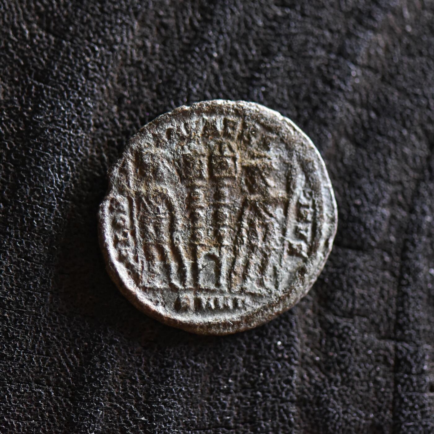 【良泉】第42期【自动场】12月4日晚19.30点开拍！99枚域外古代钱币专场  公元335-337年【古罗马】君士坦丁二世，凯撒头衔“士兵军旗”铜币，1.75克