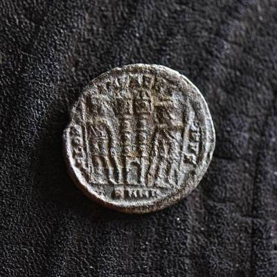 【良泉】第42期【自动场】12月4日晚19.30点开拍！99枚域外古代钱币专场  - 公元335-337年【古罗马】君士坦丁二世，凯撒头衔“士兵军旗”铜币，1.75克