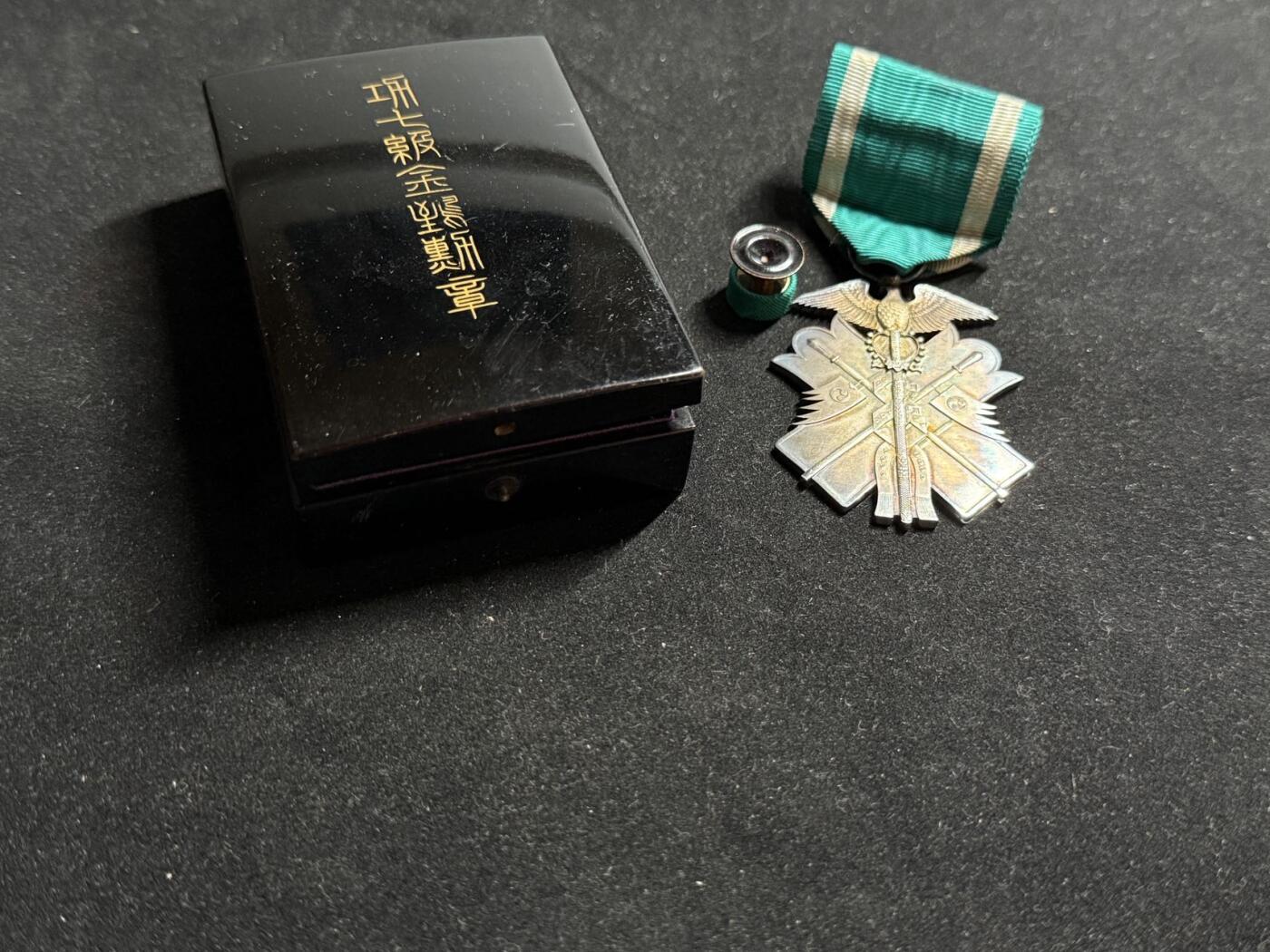 戎马世界章牌大赏第108期 功七级金鸱章，盒略齐全