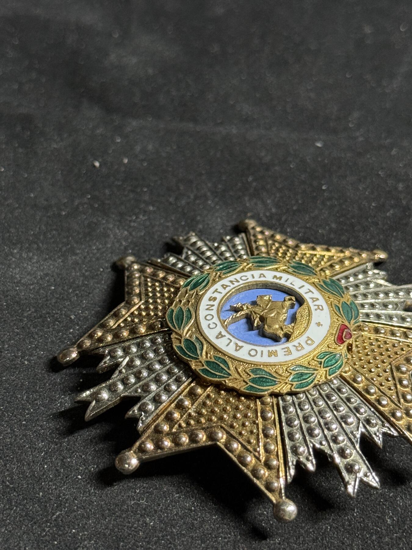 戎马世界章牌大赏第108期 西班牙圣埃尔曼希尔多勋章，星芒章，后期铜制版本