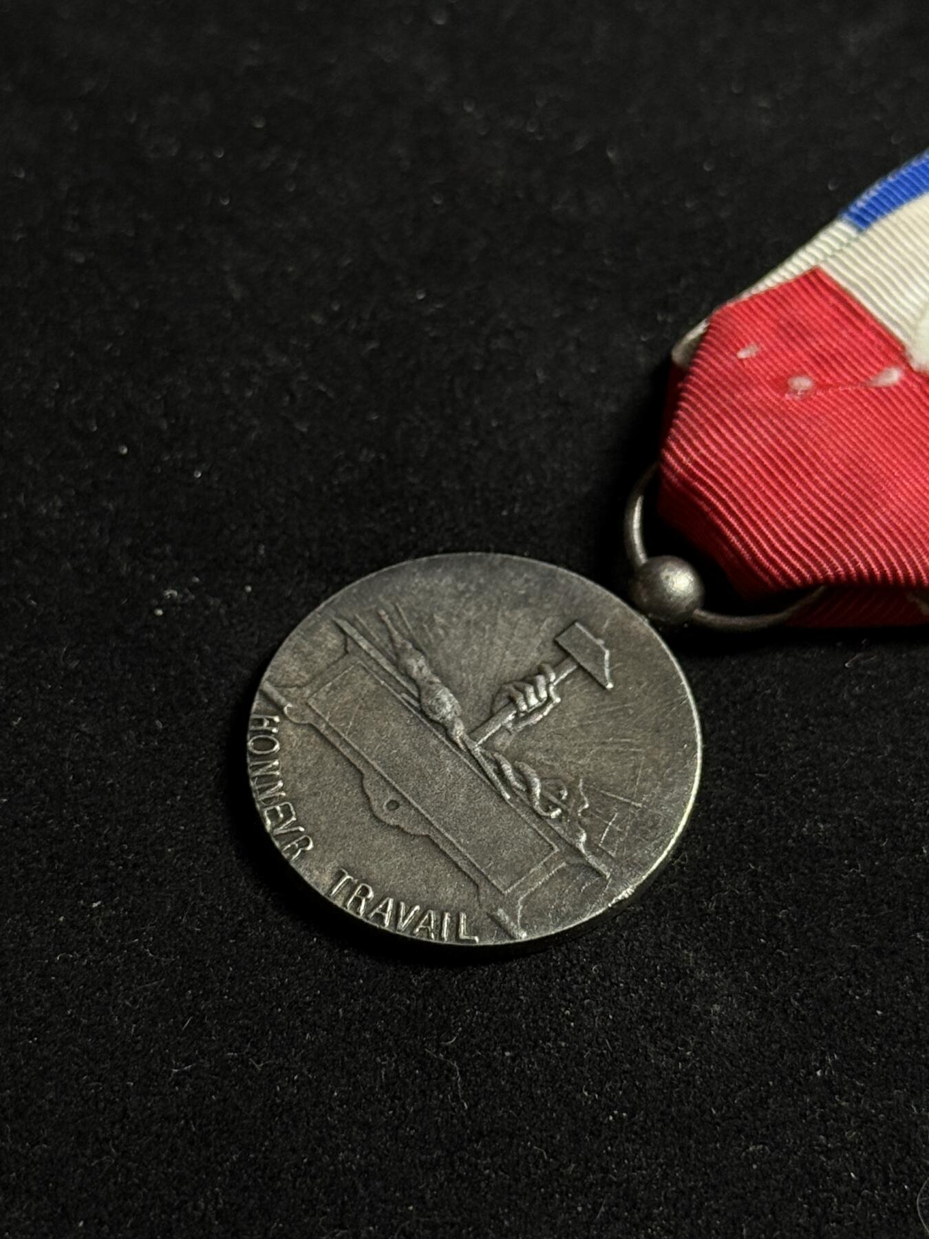 戎马世界章牌大赏第108期 法国银级劳工奖章