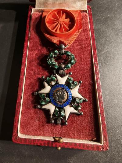 老王徽章第165期 - 法国军官级荣誉军团勋章     银质镀金珐琅    原盒    珠宝商立体叶子版本    少见叶子三片式结构（大部分珠宝商版本为叶子两片式）  