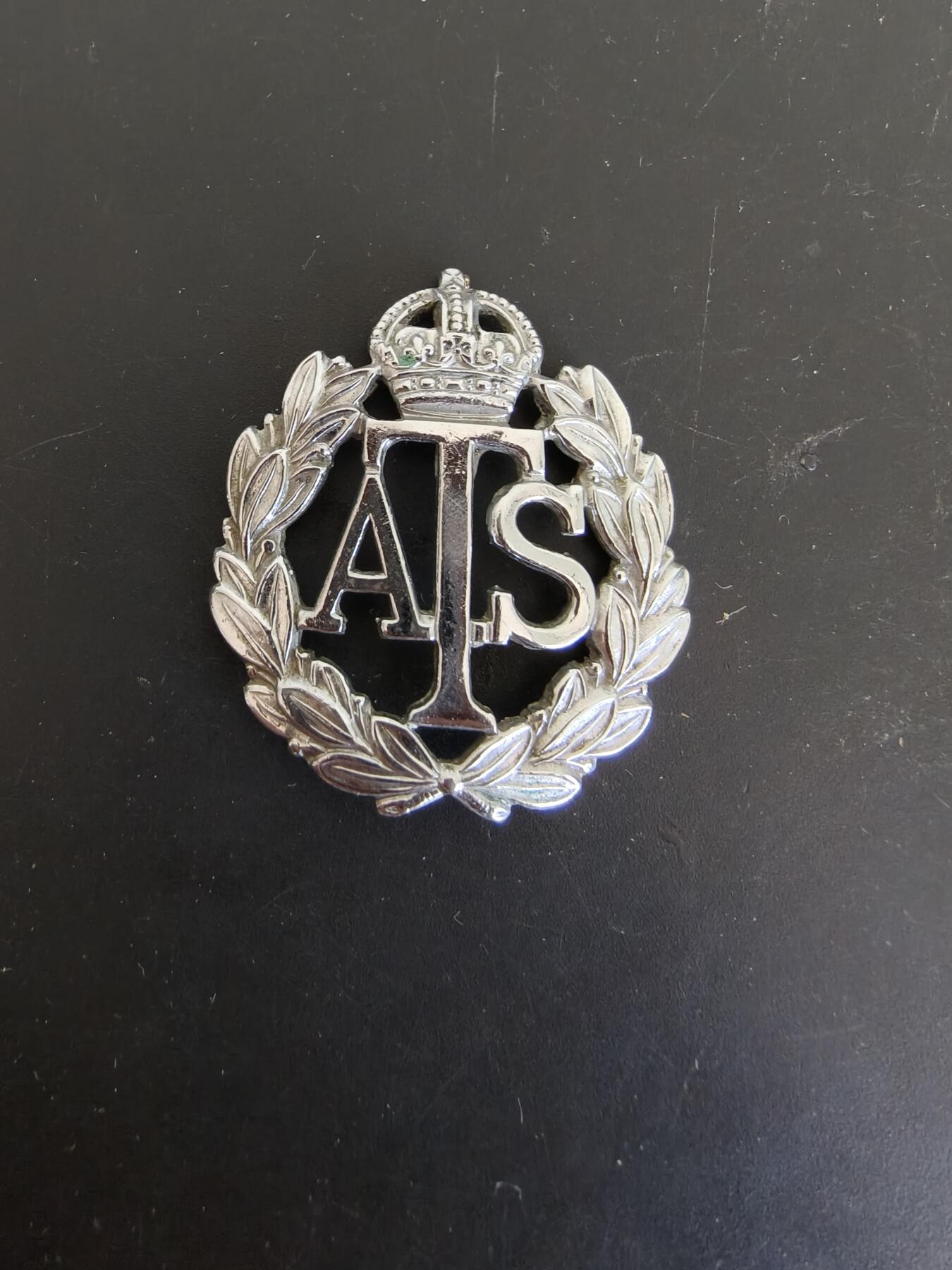 老王徽章第165期 英国本土辅助兵团帽徽    二战时期    背杆损坏