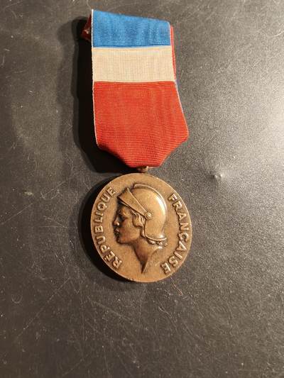 老王徽章第165期 -  法国铜级国防部劳工奖章     1999年实发