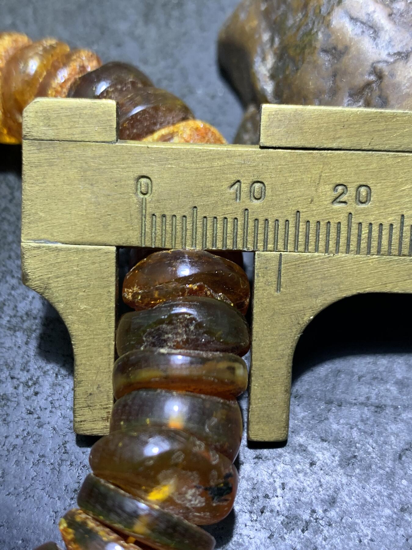 天然原矿俄料蜜蜡原皮随形手串1条！