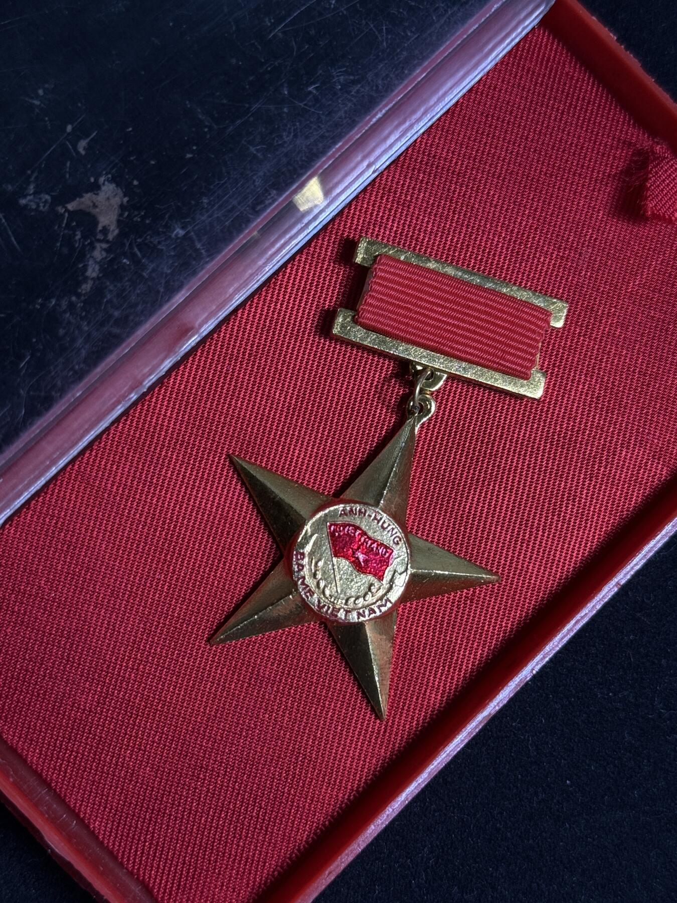 戎马世界章牌大赏第108期 越南英雄母亲勋章 母亲金星章 第一版带原盒 铝制，1994年9月10日设立，英雄越南母亲是越南国家授予或追授的荣誉称号，表彰那些为民族解放事业、保卫祖国和履行国际义务做出贡献和牺牲的越南妇女。因为她们的丈夫或者孩子都是战争伤残人员和烈士。