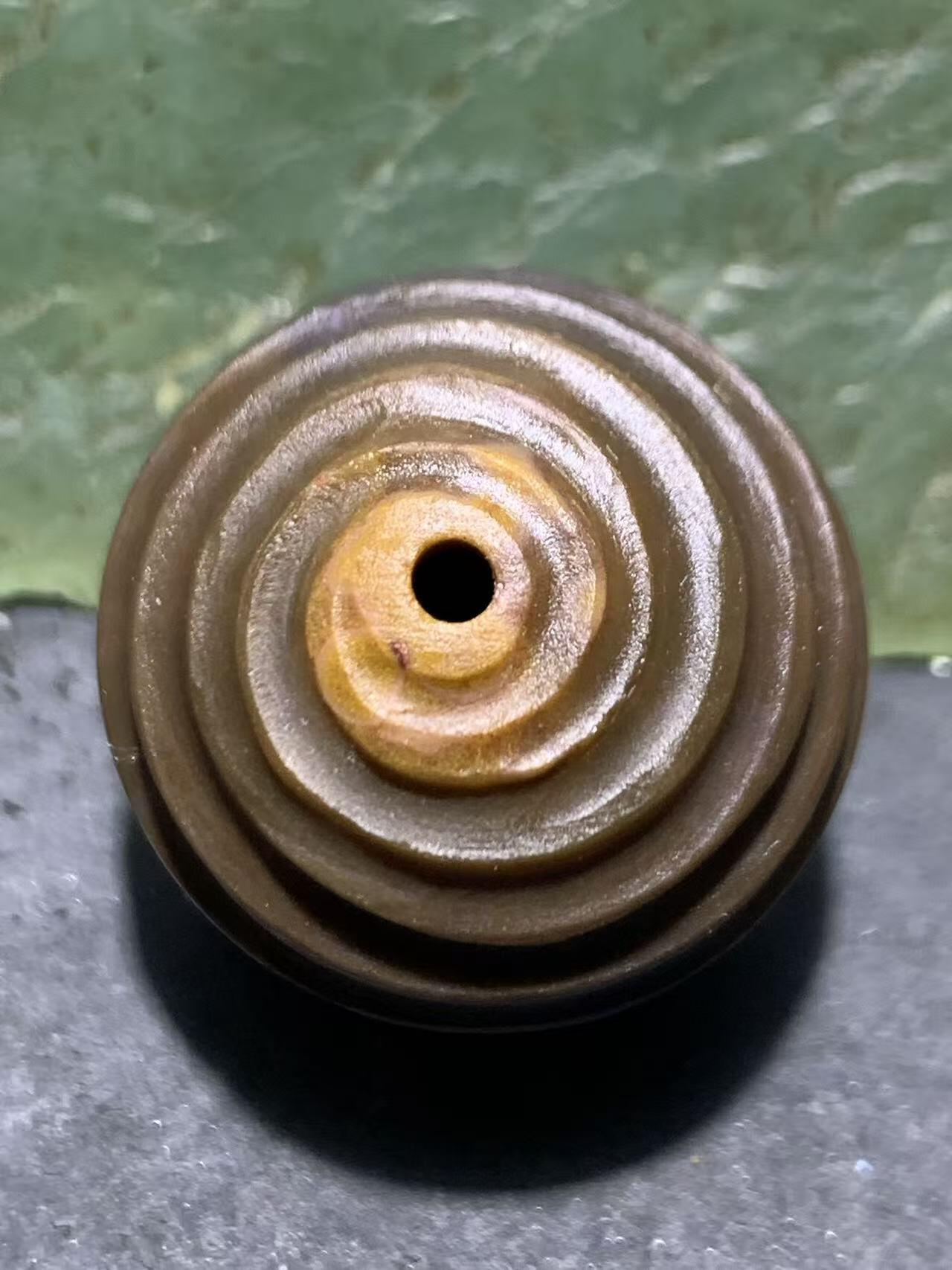 精美亚光战国红玛瑙手工雕刻转纹珠一颗！，