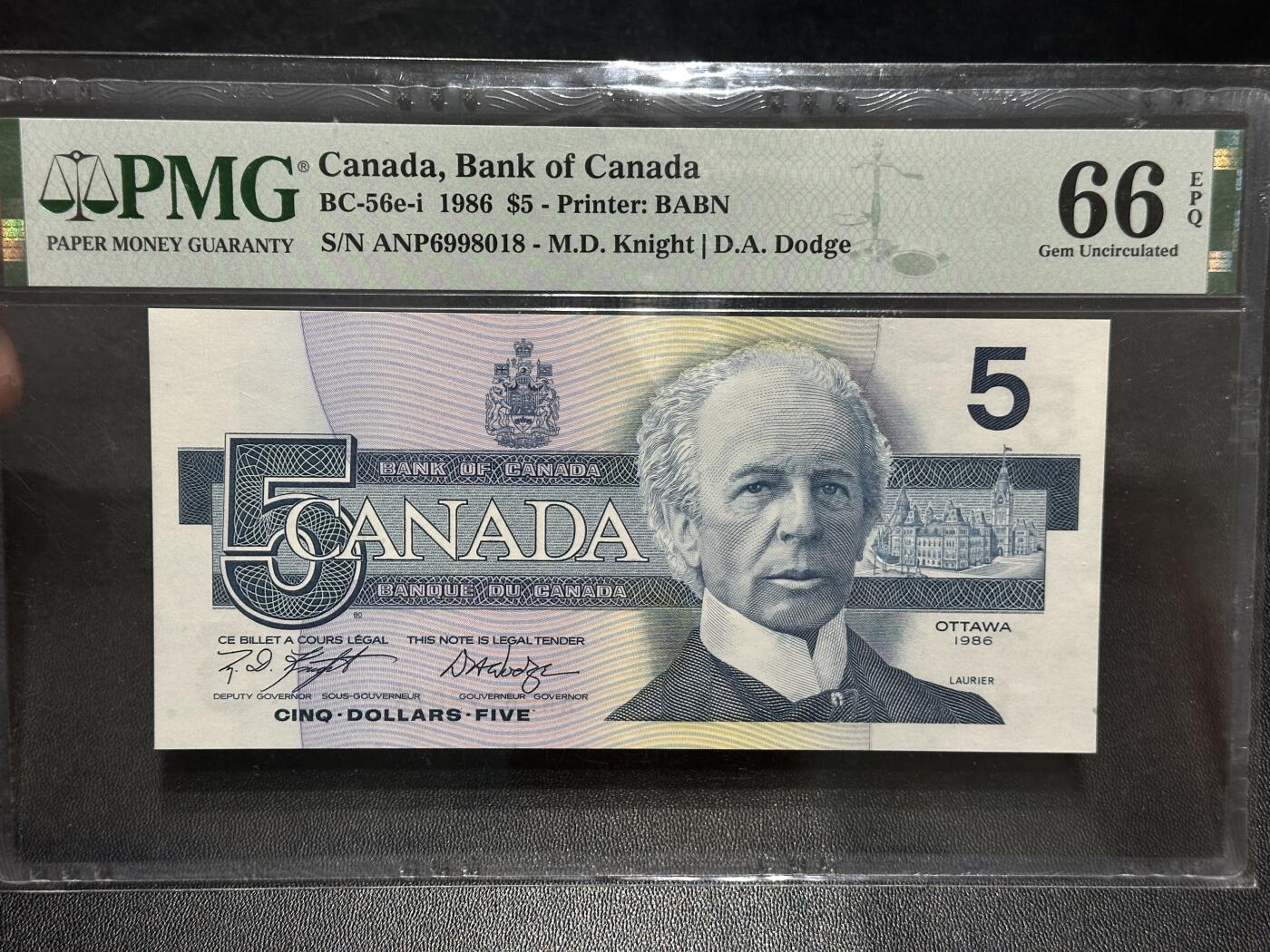 《外钞收藏家》第五百八十七期（精选场）（本平台长期征集拍品、欢迎藏友们联系合作） 1986年加拿大 鸟版 5加元 PMG66 倒置号