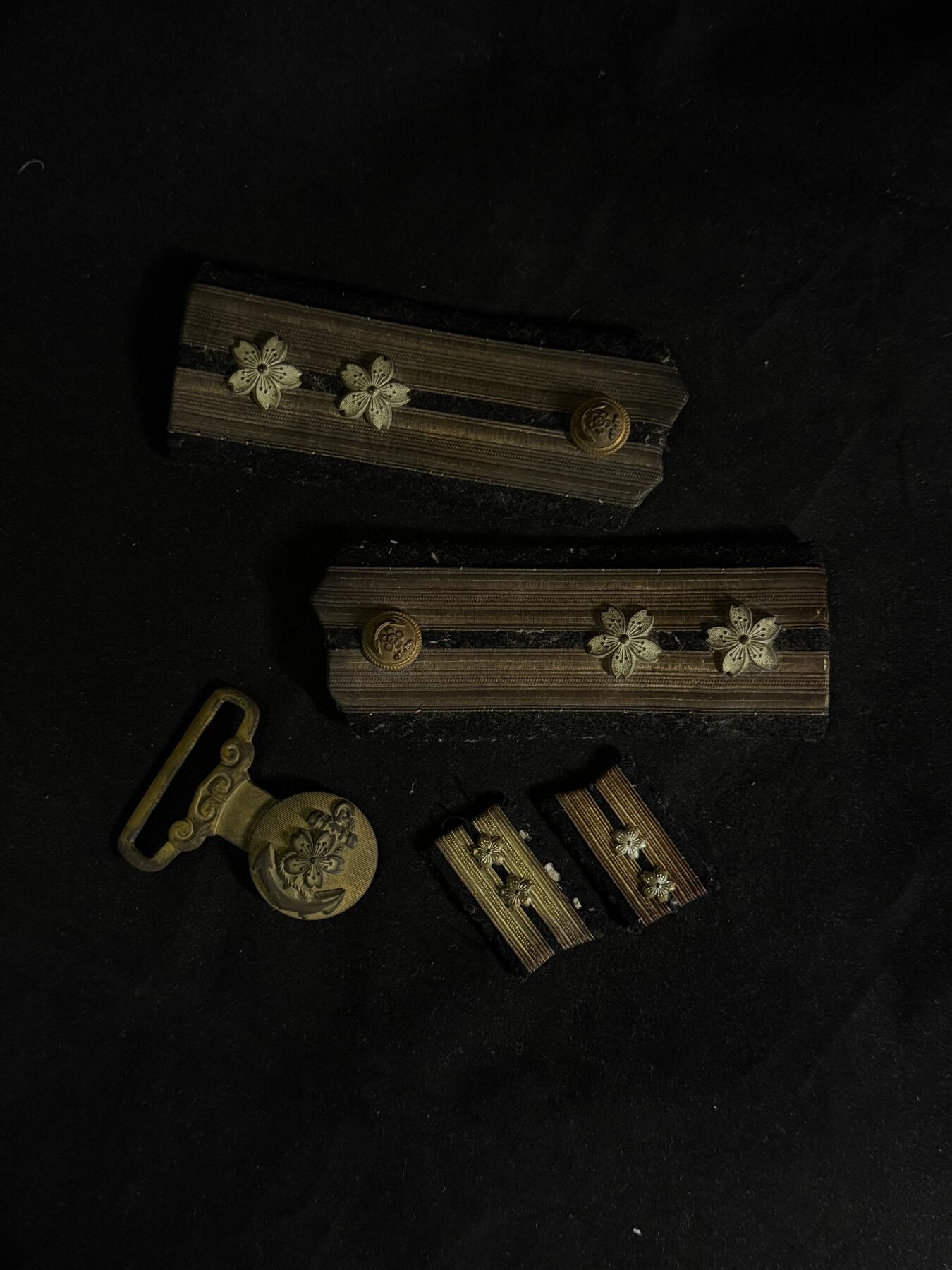 戎马世界章牌大赏第108期 勿忘国耻！日本海军中佐肩章、领章、腰带扣一组