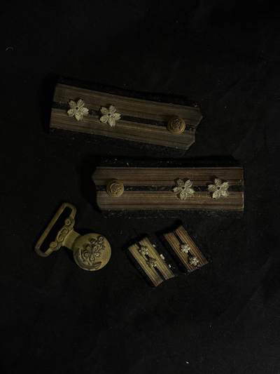 戎马世界章牌大赏第108期 - 勿忘国耻！日本海军中佐肩章、领章、腰带扣一组