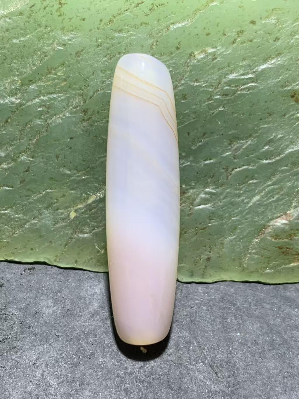 高玉化通货缠丝玛瑙桶珠一颗，，。