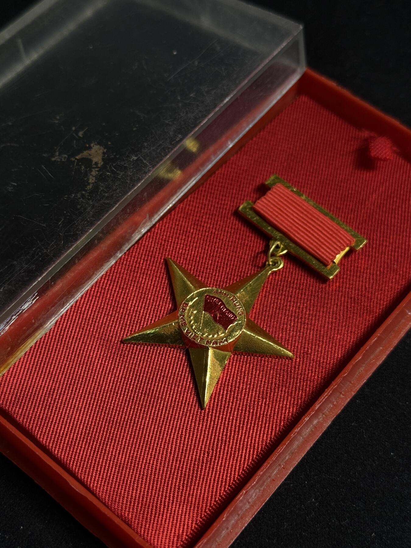 戎马世界章牌大赏第108期 越南英雄母亲勋章 母亲金星章 第一版带原盒 铝制，1994年9月10日设立，英雄越南母亲是越南国家授予或追授的荣誉称号，表彰那些为民族解放事业、保卫祖国和履行国际义务做出贡献和牺牲的越南妇女。因为她们的丈夫或者孩子都是战争伤残人员和烈士。