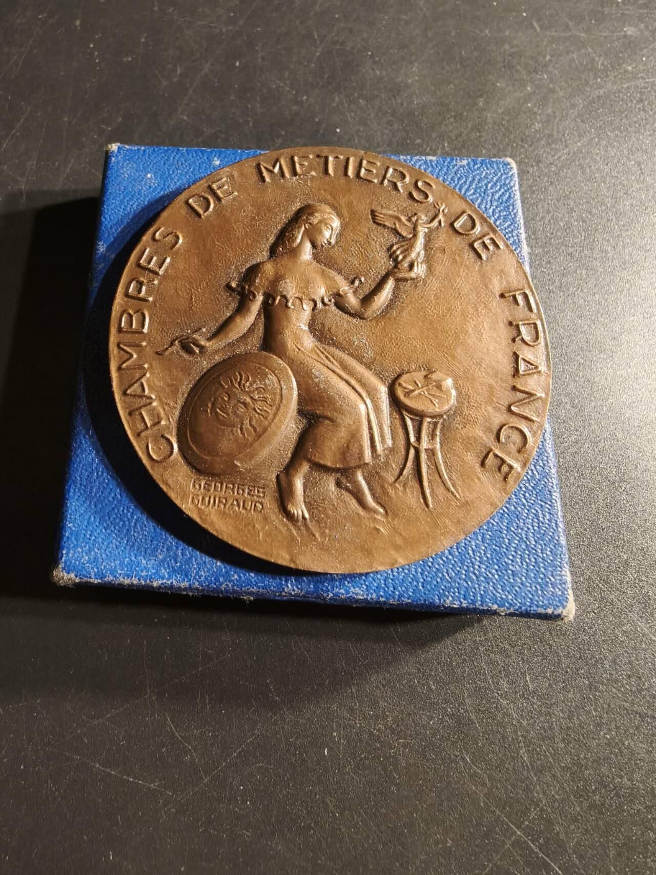 老王徽章第165期 法国手工艺人协会大铜章     原盒     直径58mm.    重量96.6g