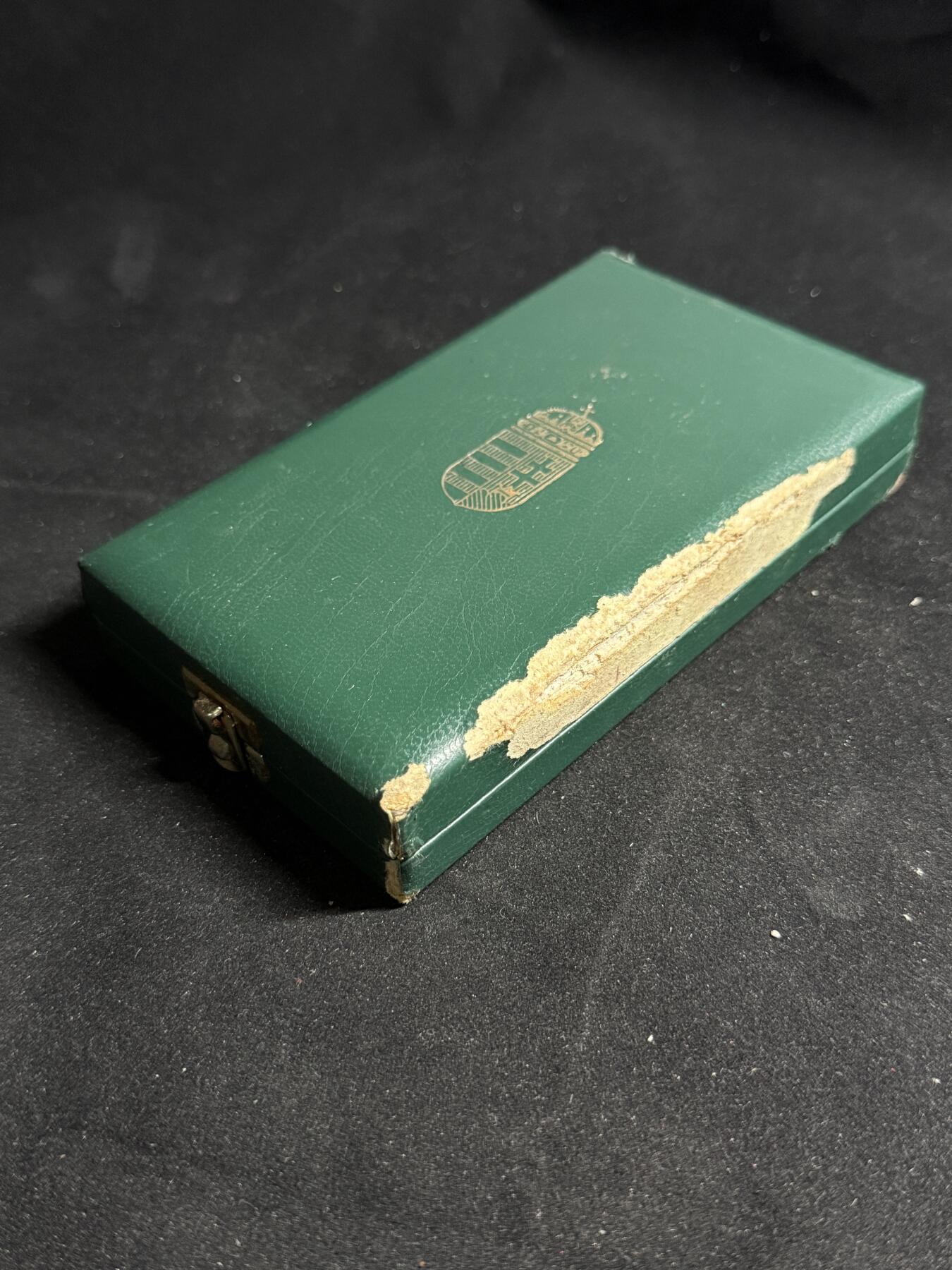 戎马世界章牌大赏第108期 匈牙利银级功绩十字勋章，是匈牙利第五高的国家勋章，盒子表面有损