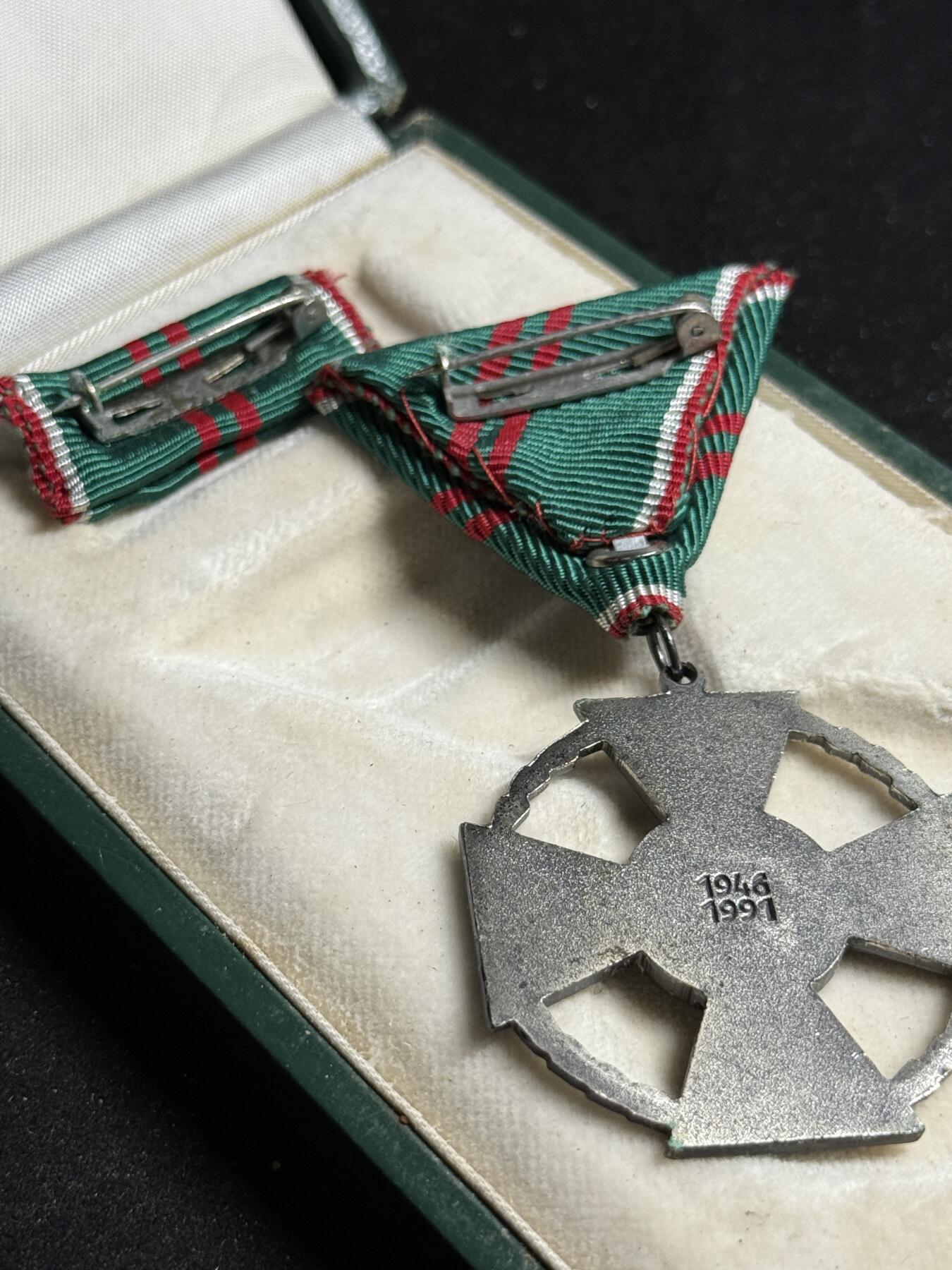 戎马世界章牌大赏第108期 匈牙利银级功绩十字勋章，是匈牙利第五高的国家勋章，盒子表面有损