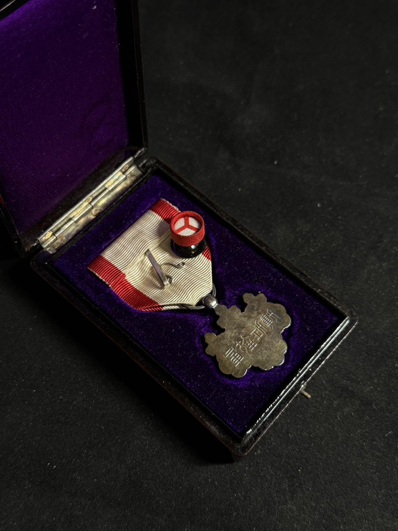 戎马世界章牌大赏第108期 勋八等白色桐叶章，银字盒，盒盖漆面有损