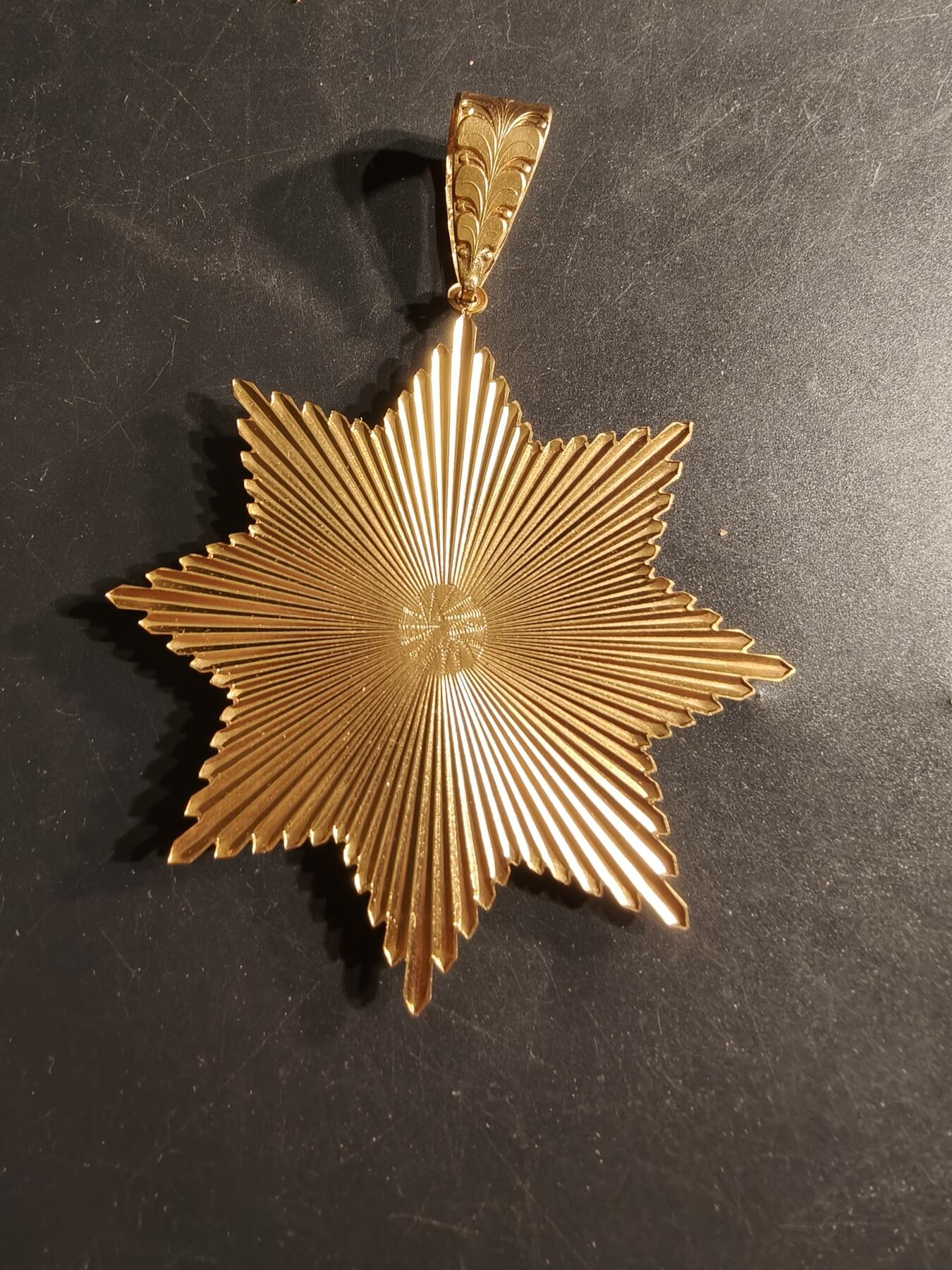 老王徽章第165期 法国指挥官级音乐协会勋章    直径75mm一个星芒的尺寸 