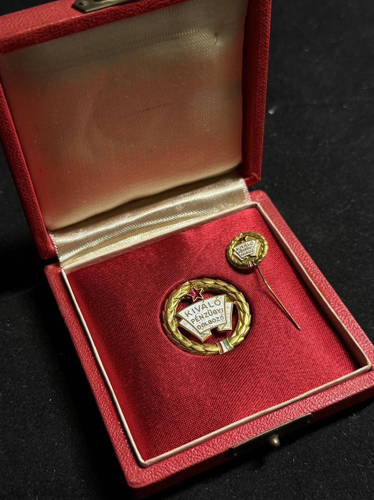 戎马世界章牌大赏第108期 匈牙利优秀金融师奖章