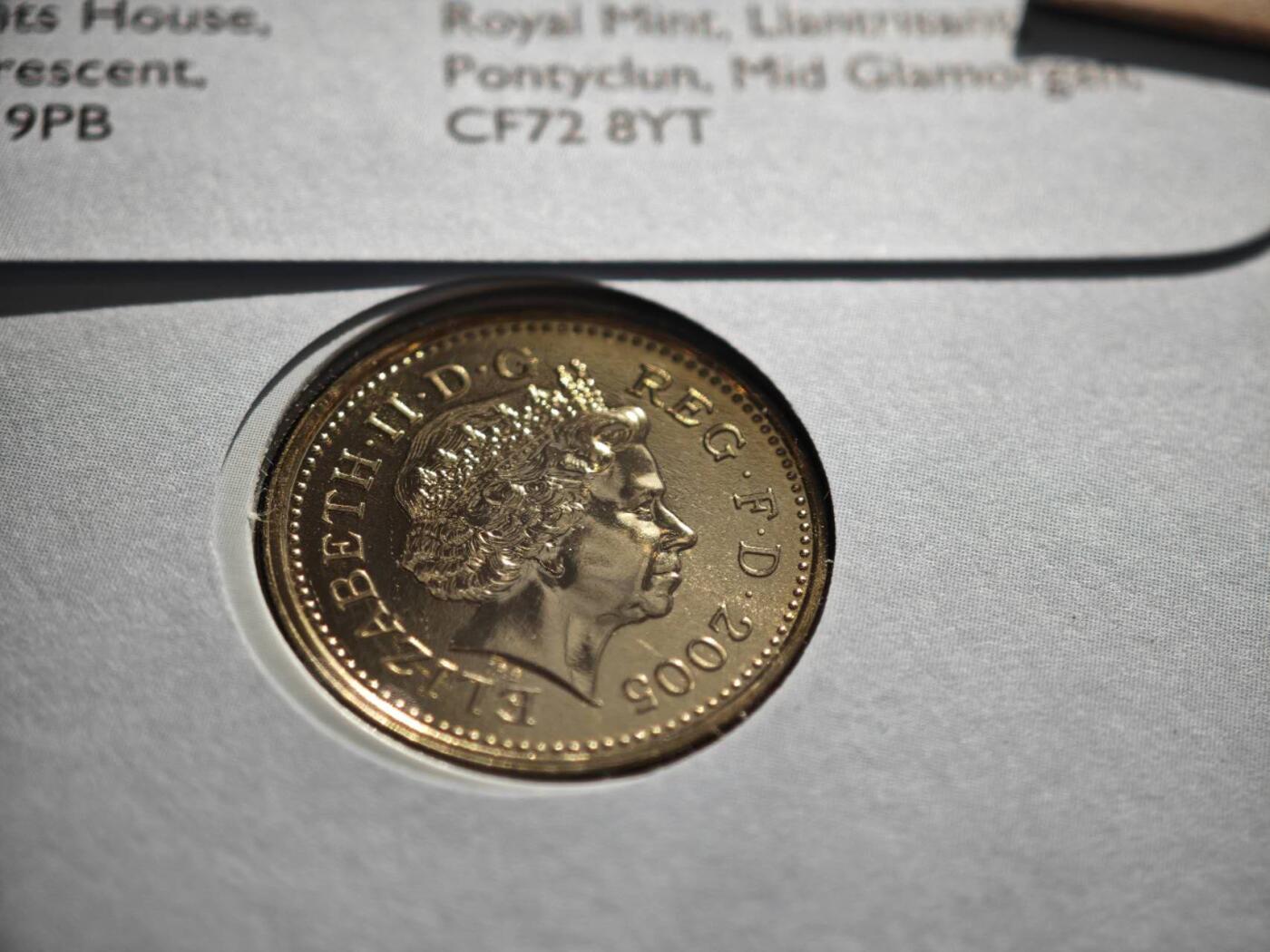 【淘币小摊】限时拍第八百零七拍  克朗币邮币封场  满百包邮可预留两周  周一统一发货   英国2005年一镑邮币封