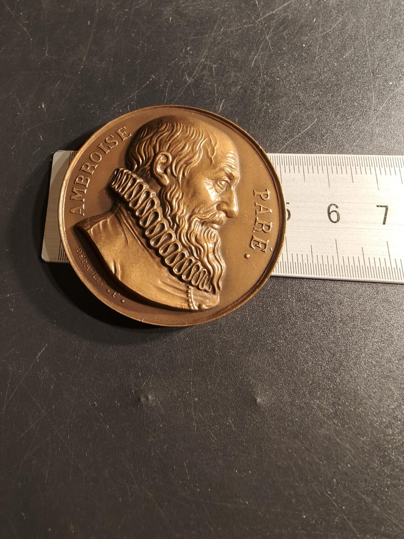 老王徽章第165期   法国国家预备役医生联盟大铜章     直径50mm.   重量81.4g.    正面人物为现代外科学之父昂布瓦斯•帕雷医生     高浮雕