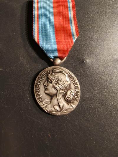 老王徽章第165期 -  法国音乐联合会荣誉奖章     早期高浮雕版