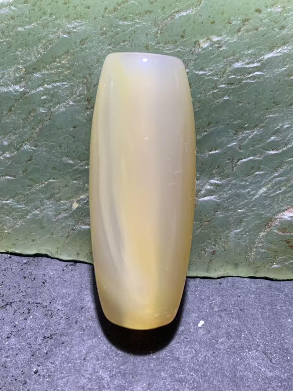 精美高玉化缠丝玛瑙随形桶珠一颗，