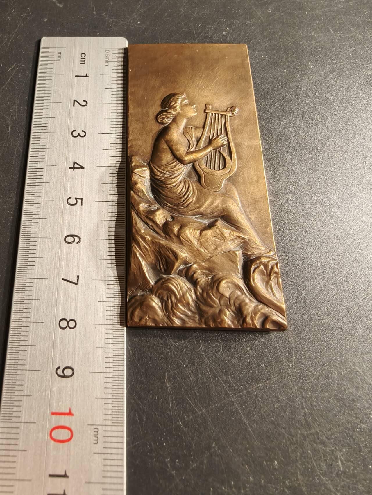 老王徽章第165期 法国音乐女神方形大铜章     高浮雕    80×33mm.    重量100g