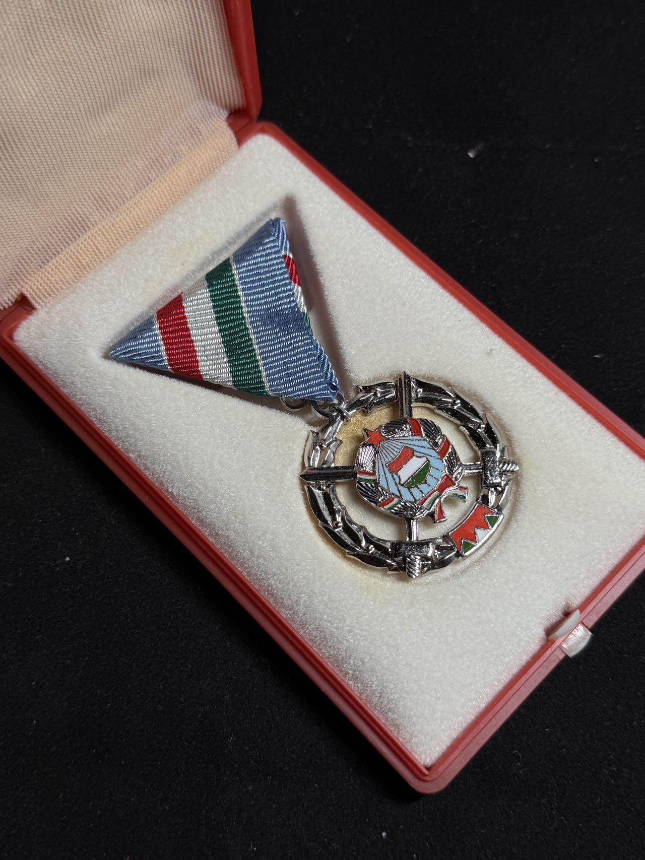 戎马世界章牌大赏第108期 匈牙利银级巩固战斗友谊奖章