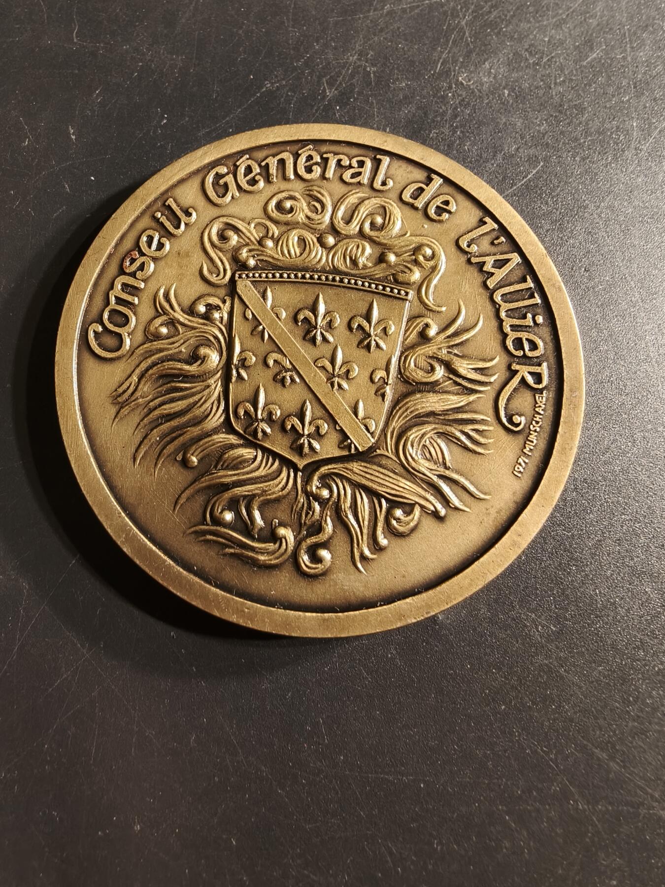 老王徽章第165期  法国阿列市议会大铜章     原盒     高浮雕   装饰风格   直径66mm.   重量107.8g