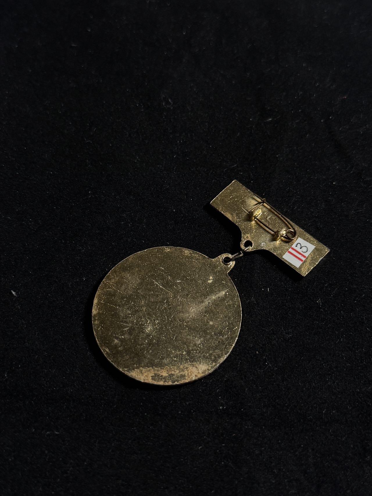 戎马世界章牌大赏第108期 柬埔寨民族解放奖章 消灭波尔布特政权奖章  铝制，1979年设立，授予参加1978年12月25日至1979年1月7日越南领导在柬埔寨作战的越南军人