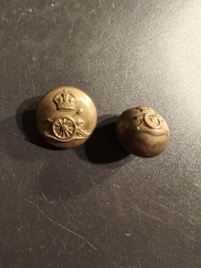 老王徽章第165期 - 英国皇家炮兵铜扣一组   一战时期   23mm.   16mm