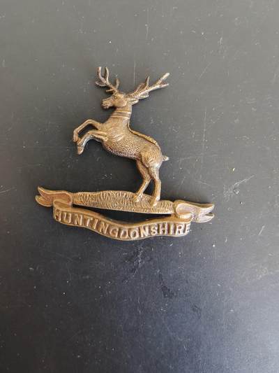 老王徽章第165期 - 英国亨廷顿步兵团帽徽     一战时期    背杆损坏