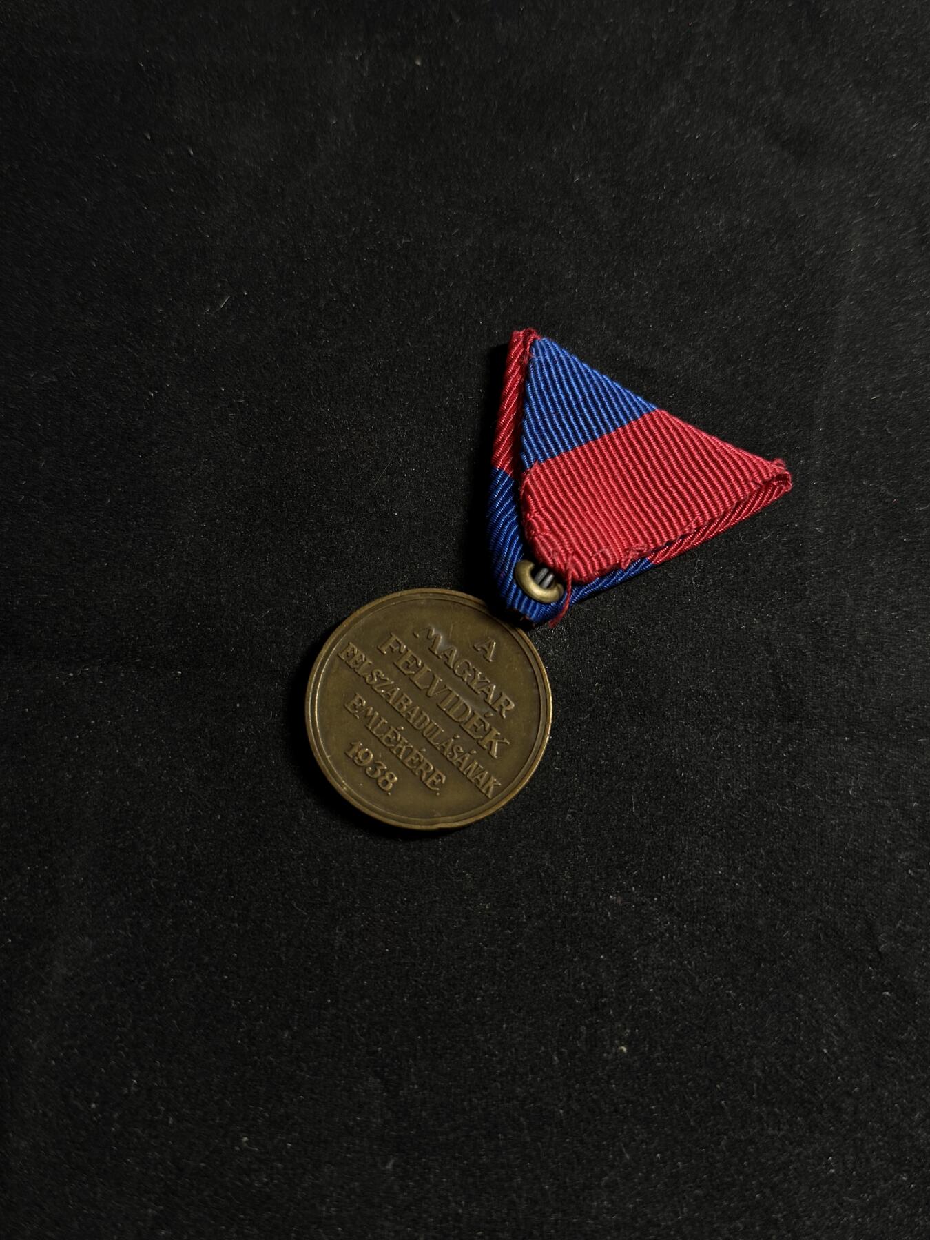 戎马世界章牌大赏第108期 匈牙利1938年收复上匈牙利奖章，上挂后配