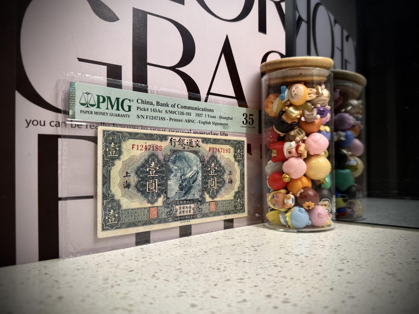 【乾奕收藏】出民国16年1927年交通银行上海地名壹圆，蓝火车图案，PMG35分，稀少热门品种，民国纸币经过80年能保存如此品相实属难得，喜欢的老板不要错过，评级币一切以分数为准，售出非假不退