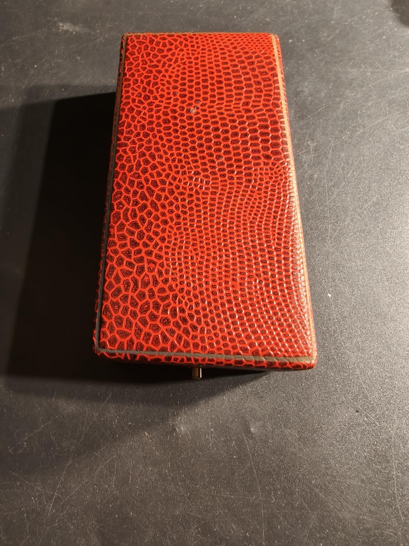 老王徽章第165期  法国骑士级文学艺术科技勋章    原盒    铜质镀银珐琅