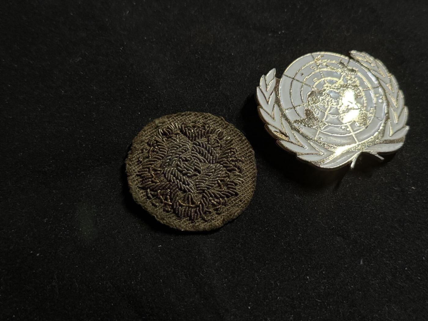 戎马世界章牌大赏第108期 日本战时警防团帽徽与联合国帽徽（存疑）一组