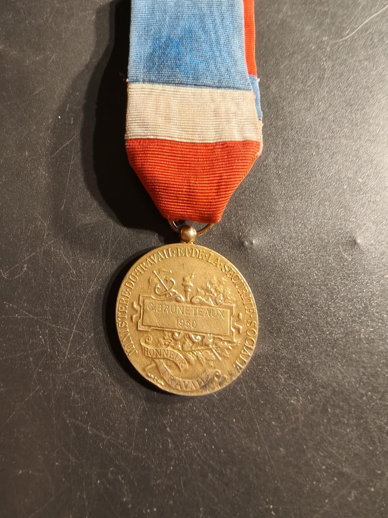 老王徽章第165期  法国金级劳工奖章    社会安全部1950年实发    950银镀金    13.5g