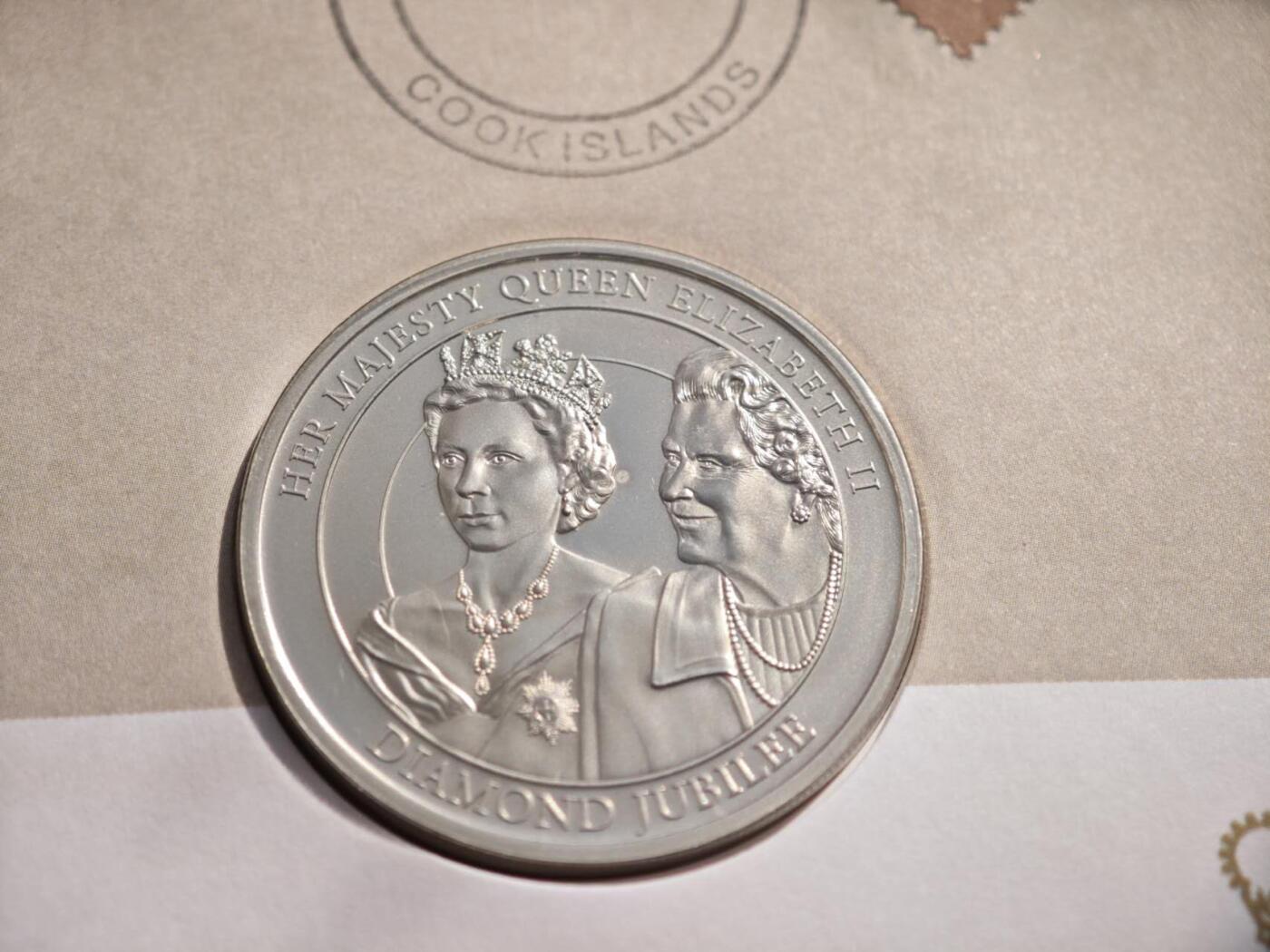 【淘币小摊】限时拍第八百零七拍  克朗币邮币封场  满百包邮可预留两周  周一统一发货   库克群岛2012年女王登基60周年1元纪念币邮币封