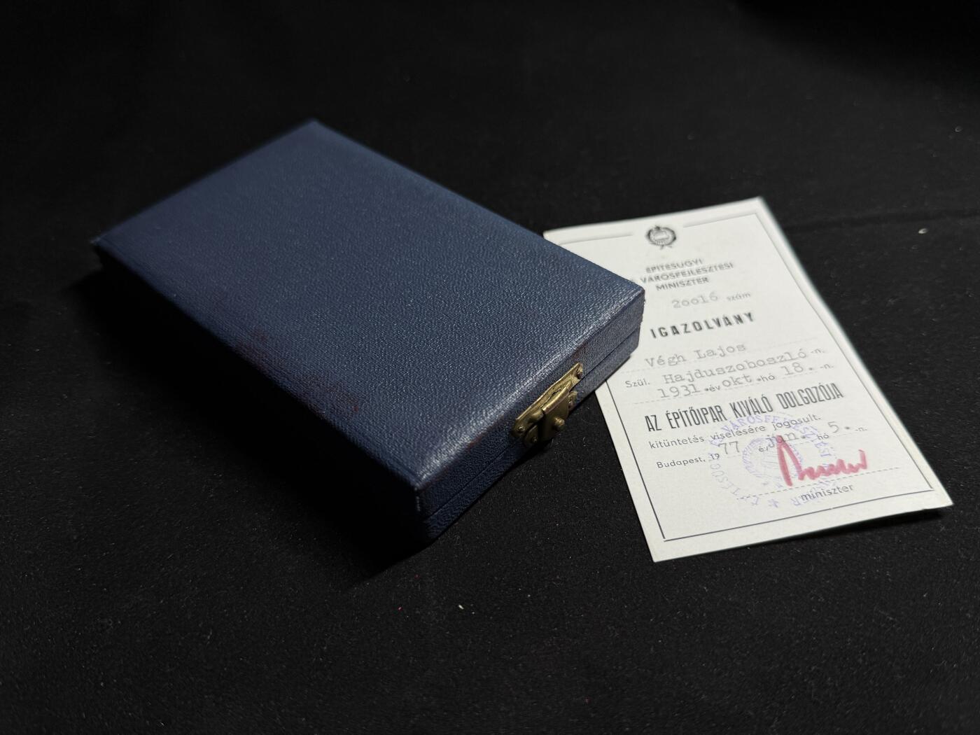 戎马世界章牌大赏第108期 匈牙利优秀建筑师奖章带佩戴许可证