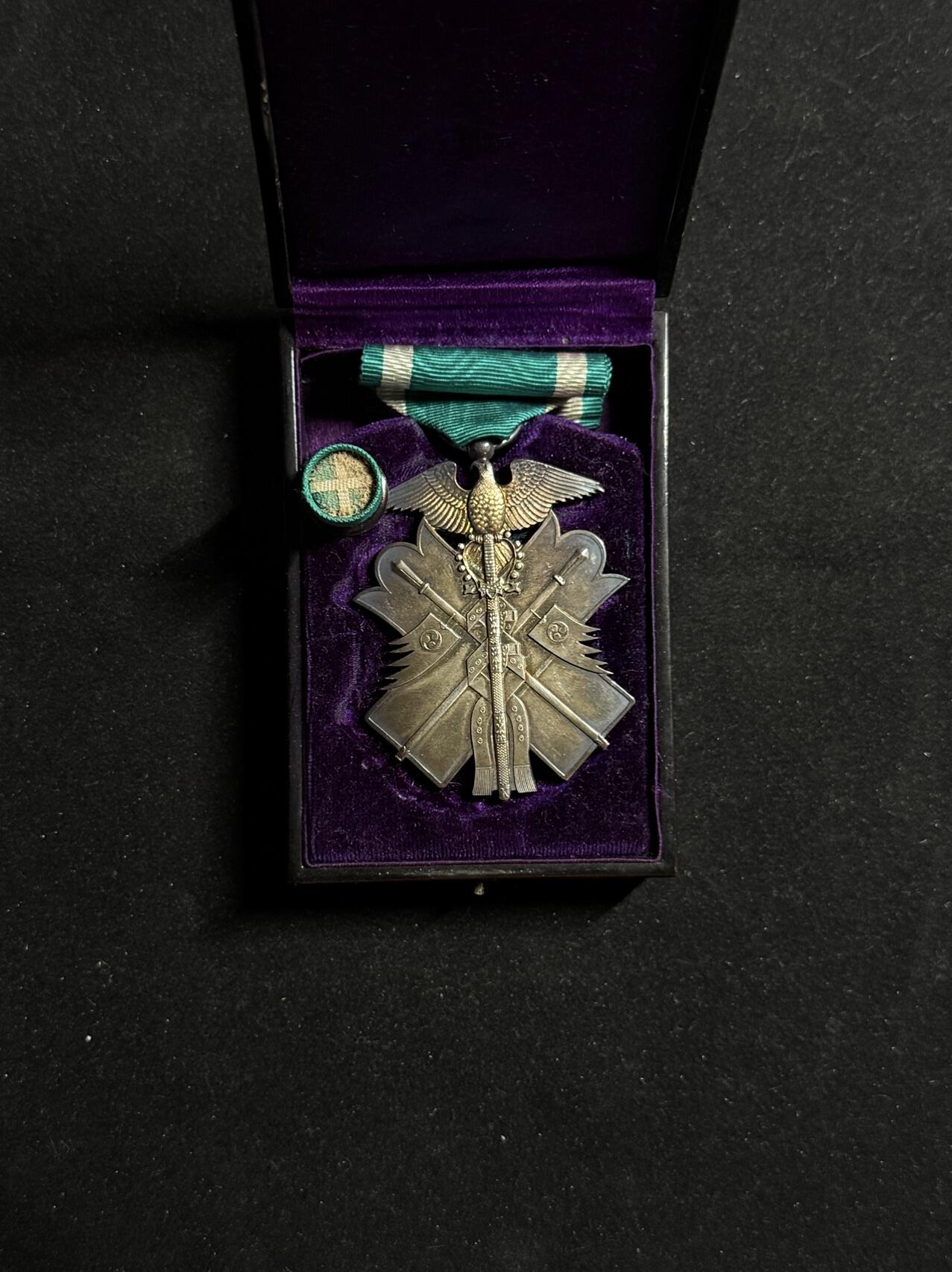 戎马世界章牌大赏第108期 功七级金鸱章，盒略齐全