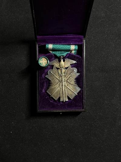 戎马世界章牌大赏第108期 - 功七级金鸱章，盒略齐全