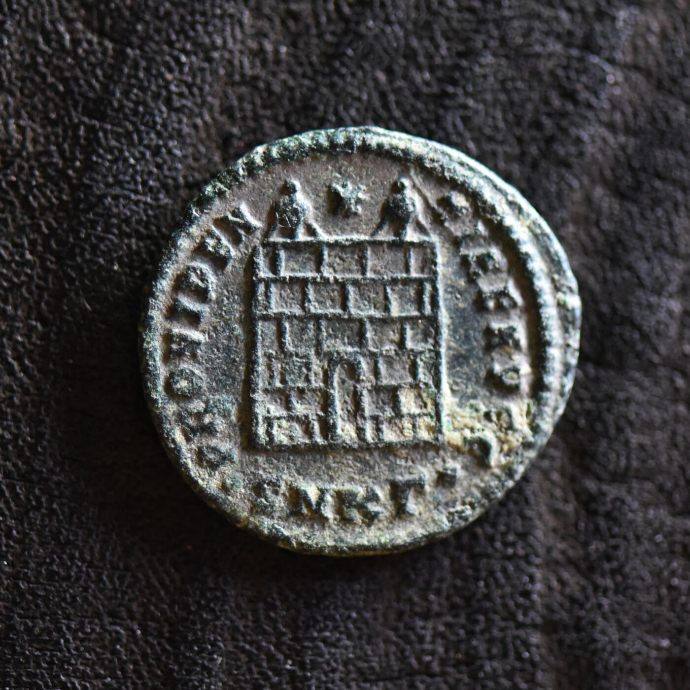 【良泉】第42期【自动场】12月4日晚19.30点开拍！99枚域外古代钱币专场  【极美品】公元324-326年【古罗马】君士坦丁大帝“军塔营门”铜币，2.5克